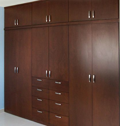 Closet con puertas altas y franjas negras